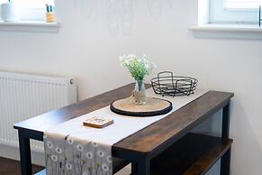 Near Airport - Free Parking