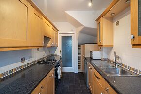 Large-2 Bed House-free Parking