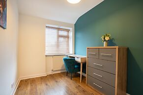 Large-2 Bed House-free Parking