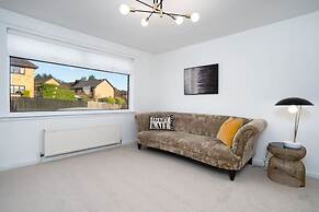 Comfy 3 Bed House - Free Parking