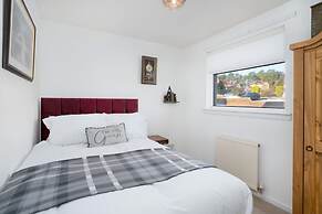 Comfy 3 Bed House - Free Parking