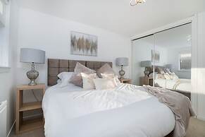 Comfy 3 Bed House - Free Parking