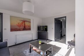 Modern 3 Bed House-free Parking