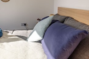 Modern 3 Bed House-free Parking