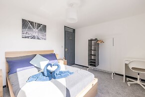 Modern 3 Bed House-free Parking