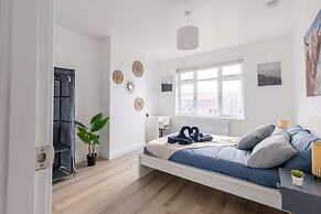 Free Parking - 4 Bedroom House