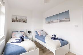 Free Parking - 4 Bedroom House