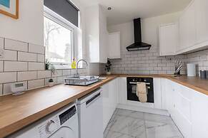 Free Parking - 4 Bedroom House