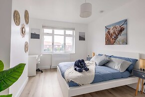 Free Parking - 4 Bedroom House