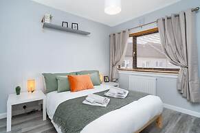 3 Bedroom House - Free Parking