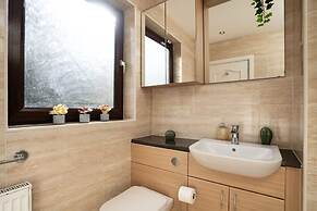 3 Bedroom House - Free Parking