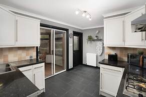 3 Bedroom House - Free Parking