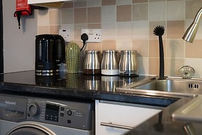 3 Bedroom House - Free Parking