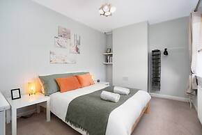 3 Bedroom House - Free Parking