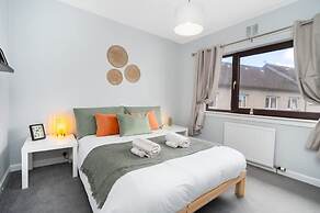 3 Bedroom House - Free Parking