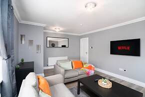 3 Bedroom House - Free Parking