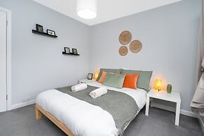 3 Bedroom House - Free Parking