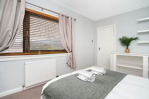 3 Bedroom House - Free Parking