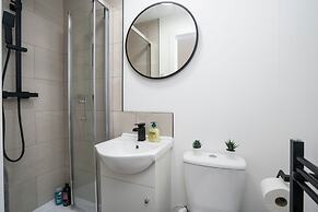 Modern 4 Bed House-free Parking