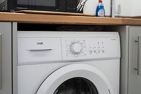 Modern 4 Bed House-free Parking