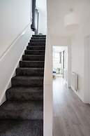 Modern 4 Bed House-free Parking