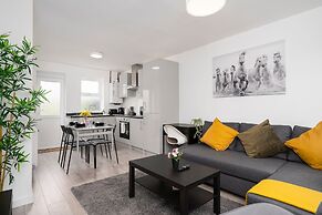 Modern 4 Bed House-free Parking