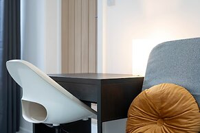 Modern 4 Bed House-free Parking