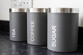 Modern 4 Bed House-free Parking