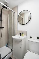 Modern 4 Bed House-free Parking