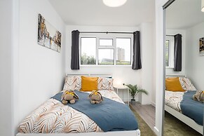 Modern 4 Bed House-free Parking