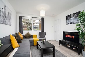 Modern 4 Bed House-free Parking
