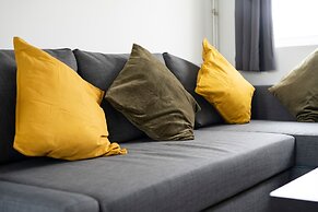 Modern 4 Bed House-free Parking