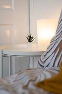 Modern 4 Bed House-free Parking