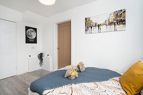 Modern 4 Bed House-free Parking