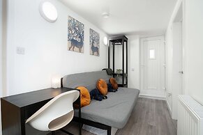 Modern 4 Bed House-free Parking