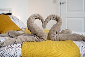 Modern 4 Bed House-free Parking