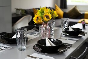 Modern 4 Bed House-free Parking