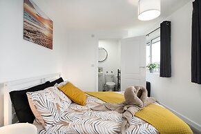 Modern 4 Bed House-free Parking