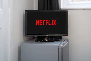 Modern 4 Bed House-free Parking