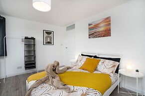 Modern 4 Bed House-free Parking