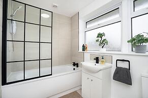 Modern 4 Bed House-free Parking