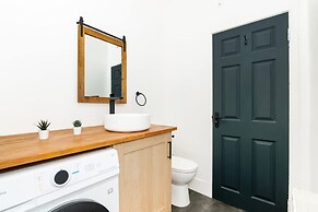 1 Bedroom Apartment-free Parking