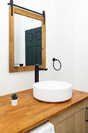 1 Bedroom Apartment-free Parking