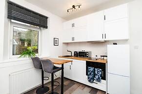 1 Bedroom Apartment-free Parking