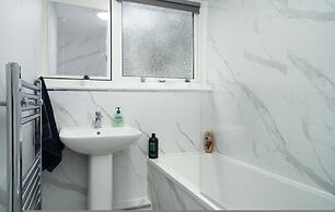 Spacious - 3 Bed - Free Parking
