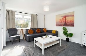 Spacious - 3 Bed - Free Parking