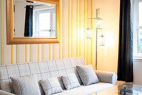 3 Bedroom House - Free Parking