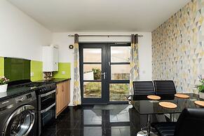 3 Bedroom House - Free Parking