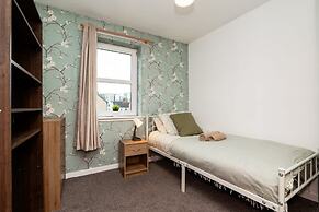 3 Bedroom House - Free Parking