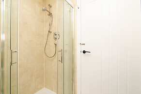 2 Bedroom Flat - Free Parking